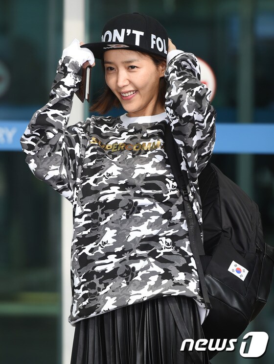 수줍지만 모자와 가방에 태극기 달아봤어요~ © News1 스포츠/인천공항= 권현진 기자