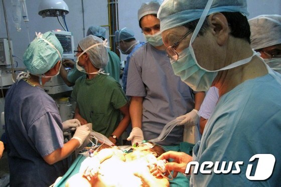 샴쌍둥이 분리수술 장면 © AFP=News1