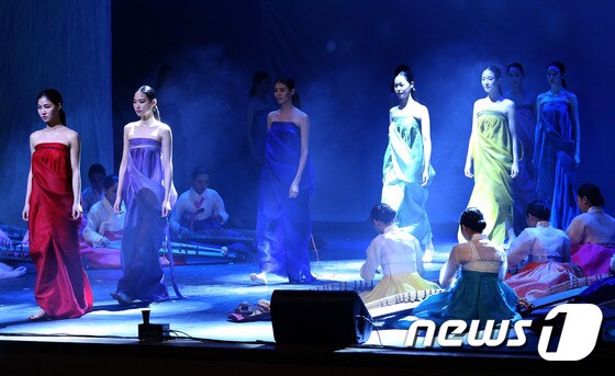 동아시아문화도시 개막 '바람의 옷' 패션쇼