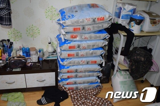 10일 상습적으로 농사에서 쌀을 훔친 이들의 거주지에서 훔친 쌀 포대가 발견됐다. 사진제공=부안경찰서© News1