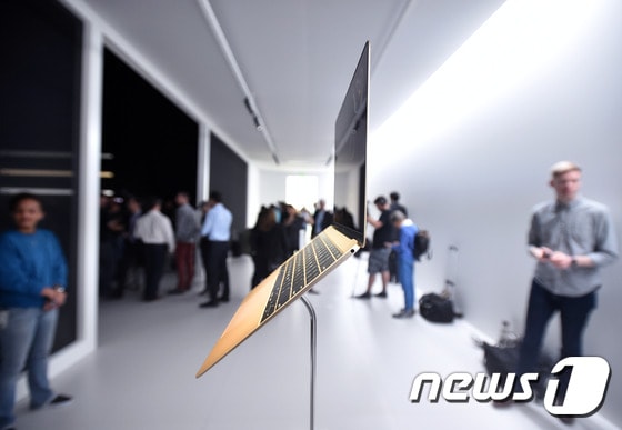애플이 9일 두께 13mm 무게 900g의 초슬림 신형 맥북을 공개했다. ©AFP=News1