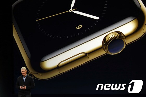 9일(현지시간) 팀쿡 애플 최고경영자(CEO)는 '애플워치'의 용두를 '조작방법의 혁신'이라고 소개했다. © News1