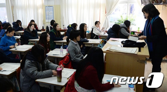 3월 전국연합학력평가가 실시된 서울의 한 여고에서 고3 학생들이 시험준비를 하고 있다. / 뉴스1 © News1 윤혜진 기자