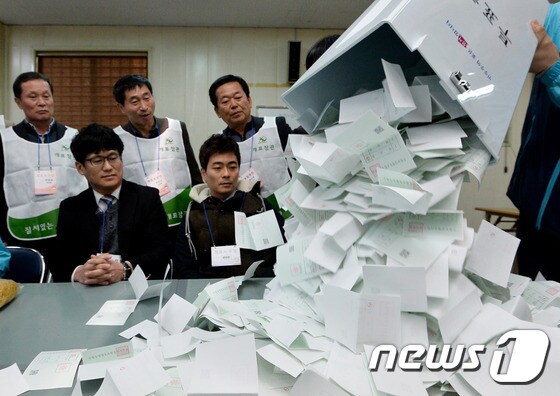지난 3월 제1회 전국동시조합장 선거에서 개표사무원들이 개표작업을 하는 모습. 뉴스1 © News1 이재명 기자
