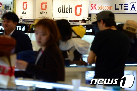 서울 시내 휴대폰 판매매장에서 점원이 손님에게 가입 절차를 안내하고 있다./뉴스1 © News1 정회성 기자