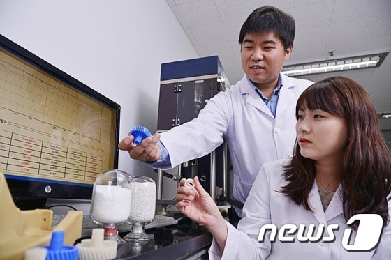 효성기술원 연구원들이 폴리케톤제품과 적용제품을 살펴보고 있다.© News1