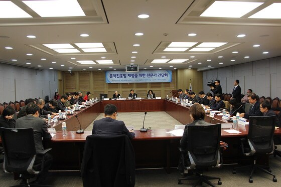 13일 국회 의원회관에서 '문학진흥법 제정을 위한 전문가 간담회'가 열렸다. © 도종환 의원실 제공