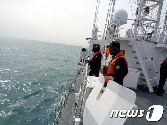  14일 서해 해경이 전남 신안군 가거도 해상에서 추락 헬기를 수색하고 있다. (서해해경 제공) 2015.03.14/뉴스1 © News1