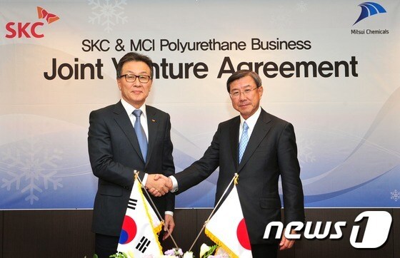 SKC는 일본 미쓰이화학과 폴리우레탄 합작법인을 설립하기로 결정했다. SKC 박장석 부회장(왼쪽), 미쓰이 Tannowa 사장(오른쪽) © News1