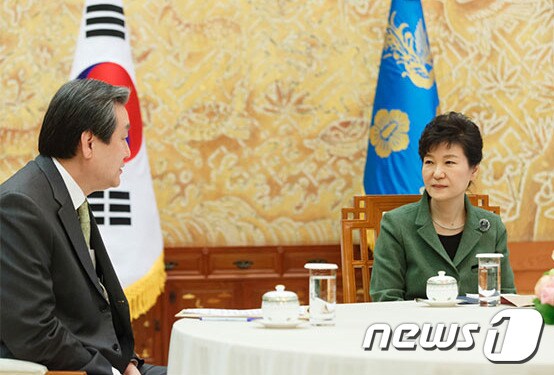 박근혜 대통령(오른쪽)과 새누리당 김무성 대표. (청와대) © News1 이광호 기자