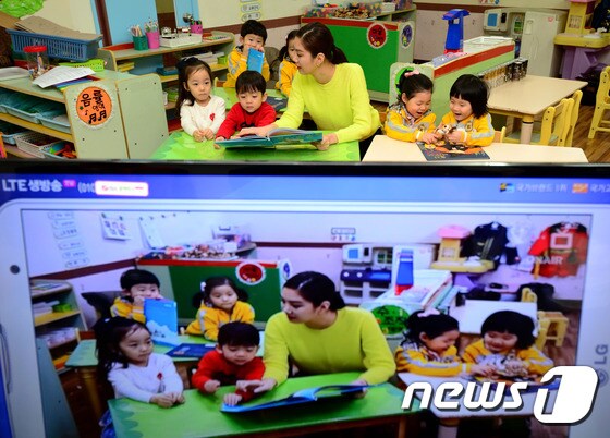 스마트폰으로 어린이집을 지켜보는 모습.  2015.3.18/뉴스1 © News1 박정호 기자