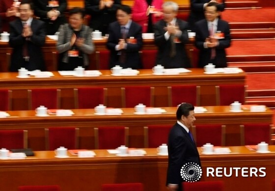 시진핑 중국 국가주석이 베이징 인민대강당에서 열린 중국인민대표대회 폐막식에 입장하고 있다.