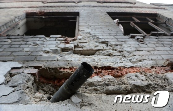 28일(현지시간) 우크라이나 정부군과 친러 분리주의 반군 간 최대 격전지였던 데발체베의 한 폐허가 된 건물에 그라드 방사포에서 발사된 포탄 하나가 박혀 있다.© AFP=뉴스1