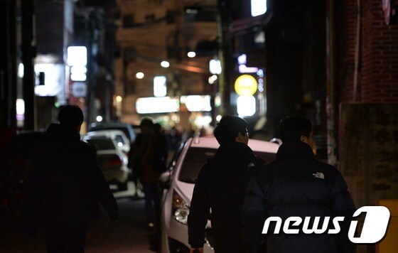 지난달 28일 밤 11시쯤 서울 마포경찰서 강력팀 소속 형사들이 홍대 일대를 순찰하고 있다. © News1
