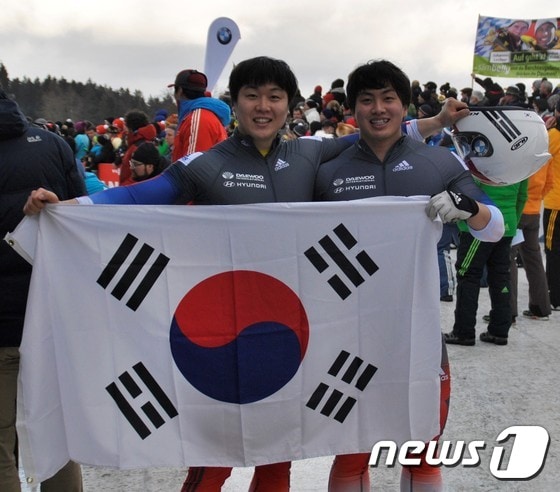 원윤종(31·왼쪽)-서영우(25)가 세계선수권대회에서 5위를 기록하며 사상 첫 메달을 획득했다.(대한봅슬레이스켈레톤경기연맹 제공)© News1