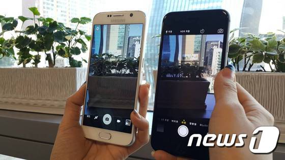 삼성전자의 갤럭시S6(왼쪽)와 아이폰6의 카메라 테스트 장면 © News1 서송희 기자