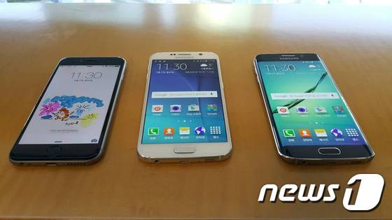 애플의 아이폰6(왼쪽)와 삼성전자의 갤럭시S6(가운데), 갤럭시S6엣지 © News1 서송희 기자