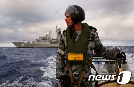 지난해 3월8일 실종된 말레이시아항공 여객기 MH370편 잔해를 수색중인 호주 해군. © AFP=뉴스1