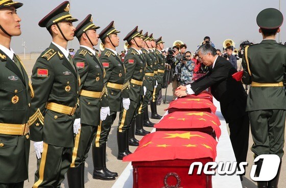 지난 2015년 3월 중국군 유해송환식에서 추궈홍 주한중국대사가 중국군 유해가 담긴 봉안함에 오성홍기를 덮어주고 있다. © News1 조희연 기자