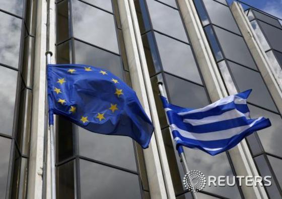 EU기와 그리스기가 나란히 걸려 있는 그리스 외무부 청사. © 로이터=News1