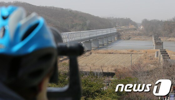 북한군이 천안함 폭침 5주기(26일) 전후 대북전단 영화 