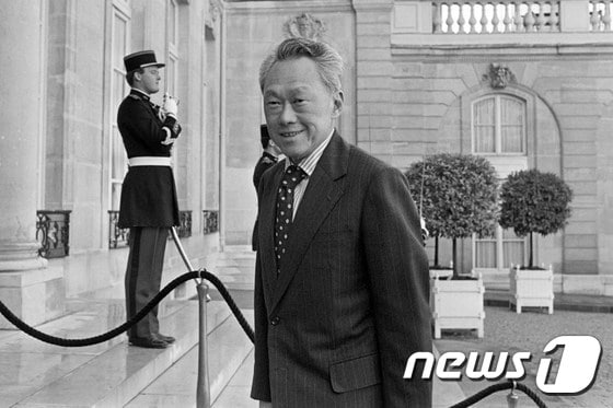 리콴유 전 총리가 1978년 9월27일 프랑스 파리 엘리제궁에 도착하고 있다. © AFP=News1