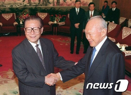 리콴유(오른쪽) 전 총리가 1997년 12월8일 장쩌민(왼쪽) 전 중국 주석과 만나 악수하고 있다. © AFP=News1