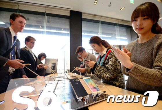 23일 오전 서울 광화문 올레 스퀘어를 찾은 고객들이 '갤럭시 S6'와 '갤럭시 S6 엣지' 사전 체험 행사에 참여해 제품을 만져보고 있다./뉴스1 © News1 박정호 기자