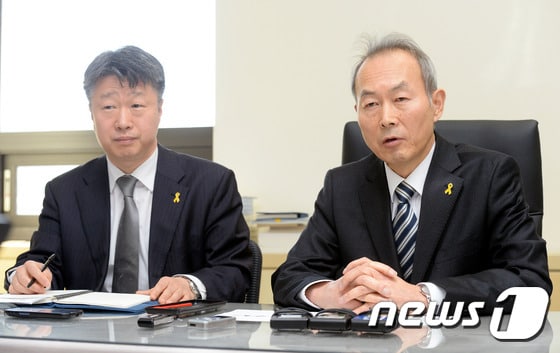 권영빈 세월호 특조위 진상규명소위원장(왼쪽)과 이석태 특조위 위원장. /뉴스1 © News1 윤혜진 기자