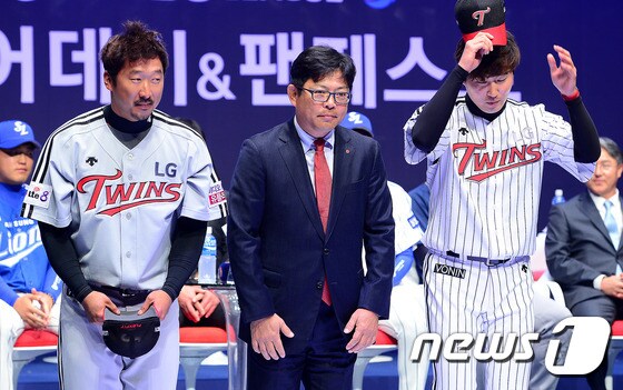 LG 트원스 양상문 감독과 우규민(오른쪽), 이병규(7번). © News1 박세연 기자