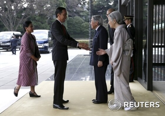 조코 위도도 인도네시아 대통령과 그의 부인이 23일 도쿄에서 일본 아키히토 국왕 부부와 만나고 있다. ⓒ로이터=뉴스1