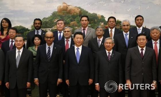 시진핑(習近平) 중국 국가주석은 2014년 10월24일 베이징에 있는 인민대회당에서 열린 아시아인프라개발은행(AIIB) 설립을 위한 양해각서를 체결했다. © 로이터=News1