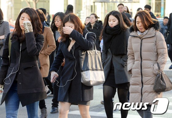 서울 광화문네거리를 걷고 있는 서울 시민들./뉴스1 © News1 신웅수 기자