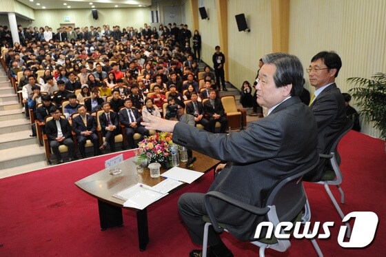 24일 오후 부산 한국해양대학교에서 열린 토크콘서트에서 김무성 새누리당 대표가 발언하고 있다. 2015.3.24/뉴스1 © News1 이승배 기자