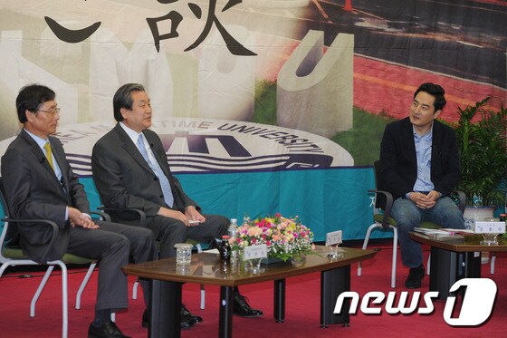 24일 오후 부산 한국해양대학교에서 열린 토크콘서트에서 김무성 새누리당 대표가 발언하고 있다. 2015.3.24/뉴스1 © News1 이승배 기자