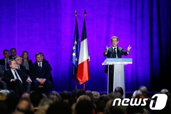 프랑스 대통령을 역임한 니콜라 사르코지 중도우파 대중운동연합(UMP) 대표가 도(道)지사와 의원을 뽑는 지방선거 결선투표를 앞둔 24일(현지시간) 아스니에르-쉬르-센에서 유세를 펼치고 있다. © News1 이기창