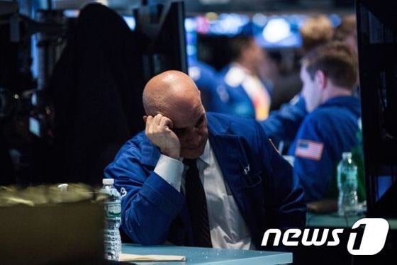 미국 뉴욕증권거래소( NYSE )의 한 중개인. ©  AFP=뉴스1