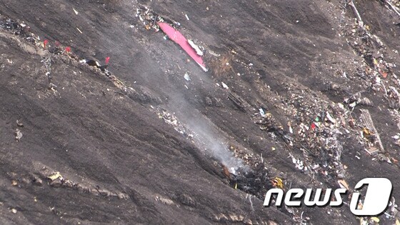 저먼윙스항공 여객기 4U9525편의 추락 지점에 흩어진 기체 잔해. © AFP=뉴스1