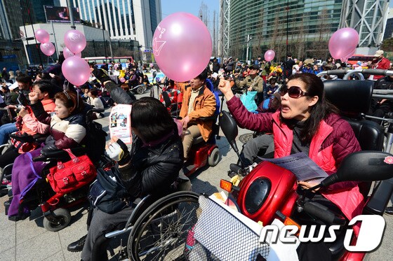 장애빈민대회에서 참가한 장애인들./뉴스1 © 장News1 민경석 기자