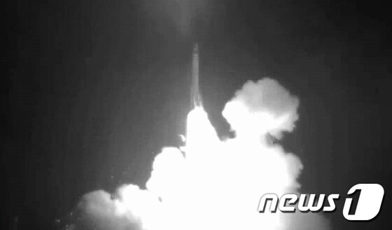 26일 새벽 아리랑3A 위성이 러시아 야스니 발사장에서 발사체에 실려 우주로 올라가는 순간. © News1