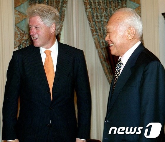 지난 2002년 싱가포르를 방문한 빌 클린턴 전 미국 대통령(왼쪽)과 리콴유 전 싱가포르 총리.© AFP=뉴스1