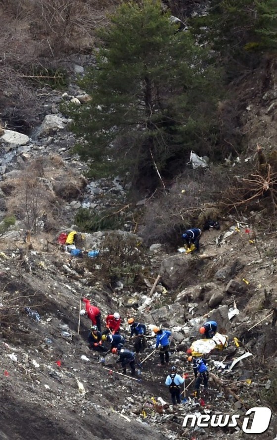 프랑스 구조대원들이 26일(현지시간) 추락한 독일 저먼윙스 여객기 4U9525편의 잔해 사이에서 실종자를 수색하고 있다.© AFP=뉴스1