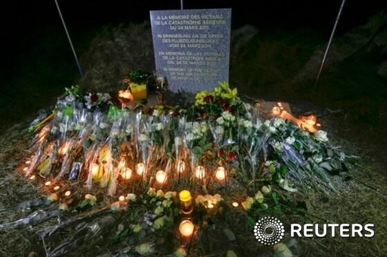 독일 국적기항공사 루프트한자의 저가항공사 저먼윙스 9525편의 추락사고로 숨진 희생자를 위해 프랑스 르 베르네에 마련된 임시추모소가 26일(현지시간) 조화와 촛불로 둘러싸여 있다. 승객과 승무원 150명을 태우고 스페인 바르셀로나에서 독일 뒤셀도르프로 비행하던 에어버스의 젊은 부기장이 조종사석을 잠근 뒤 홀로 프랑스 알프스 산악지대로 비행기를 몰고가 충돌시켰다고 검사들이 이날 밝혔다. © News1 이기창