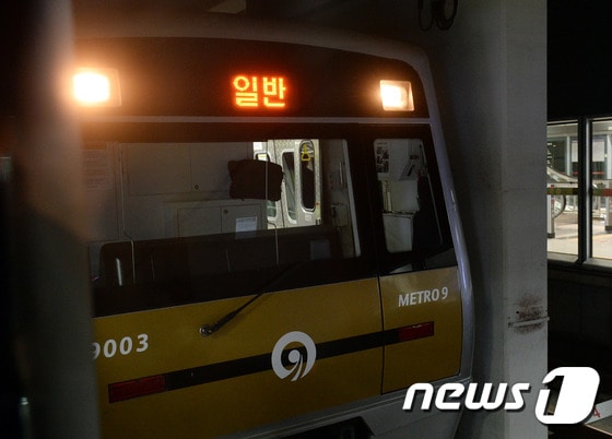 [자료] 지하철 9호선 신논현역에 종합운동장 방면 열차가 들어오고 있다. 2015.3.27 © News1 신웅수 기자