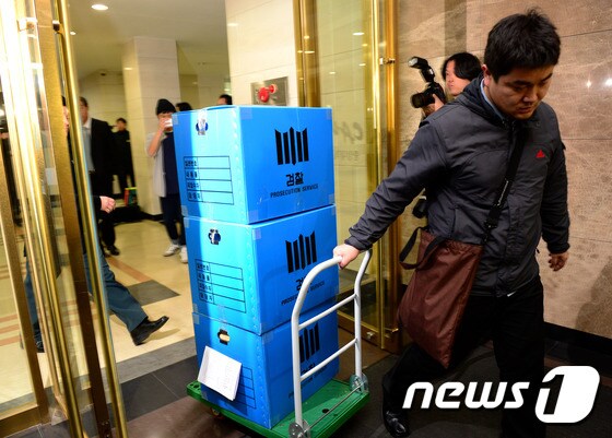 지난달 27일 저녁 서울 동작구 중앙대 본관에서 검찰 수사관들이 압수품이 든 상자를 옮기고 있다. / 뉴스1 © News1 박정호 기자