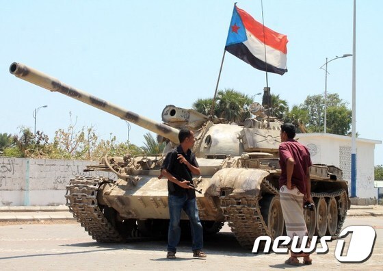 27일(현지시간) 예멘 남부도시 아덴에 예멘 남부의 독립을 주장하는 무장세력의 탱크가 등장했다. © AFP=뉴스1