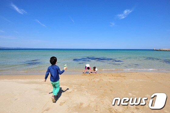 봄 기운이 완연한 28일 경북 포항시 용한리 해수욕장을 찾은 어린들이 모래성을 쌓고 있다./뉴스1 © News1 최창호 기자