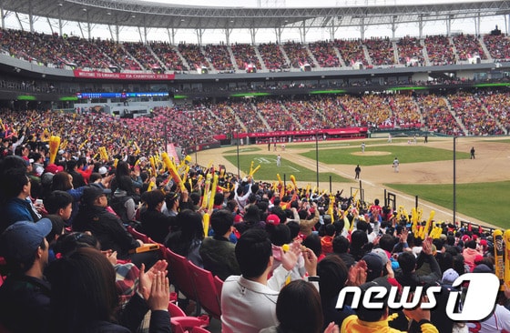 광주--기아 챔피언스필드를 가득 채운 야구팬들이 열띤 응원을 하고 있다. 2015.3.28/뉴스1 © News1 신채린 기자