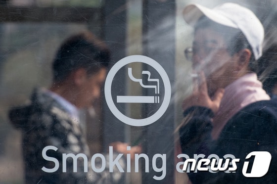 서울 지역 한 흡연구역에서 담배를 피우고 있는 시민들./뉴스1 © News1 유승관 기자