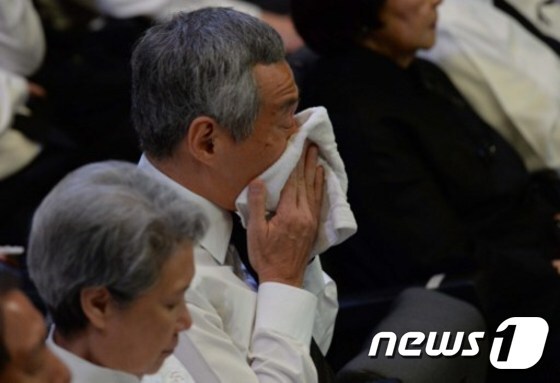 리센룽 싱가포르 총리가 29일 엄수된 리콴유 초대 총리의 장례식에서 눈물을 닦고 있다. © AFP=뉴스1